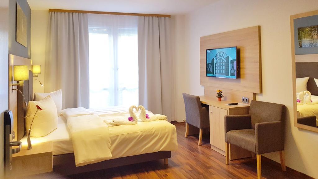 King Room with Roll-In Shower - Disability Access,347386357:JPEG